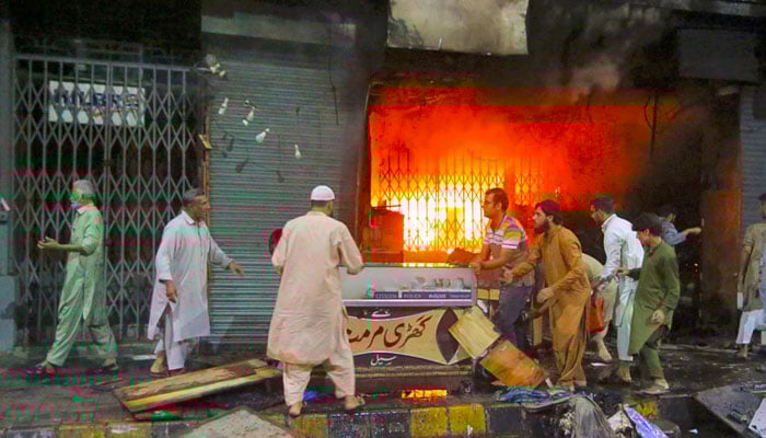 کورنگی، گیس سلنڈر کی دکان میں آگ، ملازم جاں بحق، 3 رکشا ڈرائیور زخمی