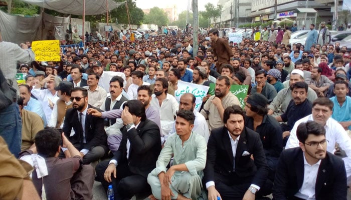 ہوٹل مالکان کی شہر کے داخلی و خارجی راستے مکمل بند کرنے کی دھمکی