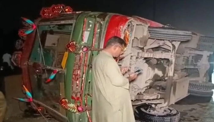 بلدیہ حب ریور روڈ، مسافر کوچ الٹنے سے 2 سگے بھائی جاں بحق