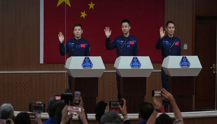 تین چینی خلا نورد خلا میں پھنس گئے، واپسی خلائی ملبے سے ٹکرانے کے بعد مؤخر