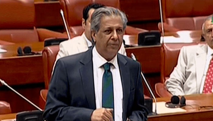 27 ویں آئینی ترمیم، وفاقی وزیر قانون سینیٹر اعظم نذیر تارڑ نے سینیٹ میں بل پیش کردیا