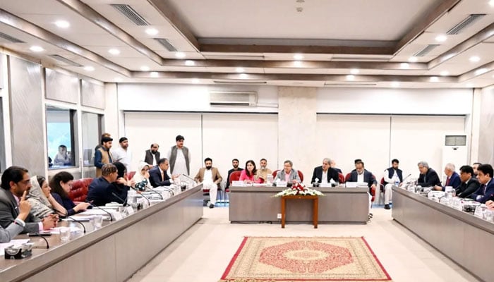 27 ویں ترمیم کا بنیادی مسودہ منظور، مشترکہ پارلیمانی کمیٹی کا ڈرافٹ آج سینیٹ میں پیش ہوگا، عدلیہ، فوج سے متعلق ترامیم شامل، اپوزیشن کا بائیکاٹ جاری