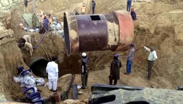 یونیورسٹی روڈ پر ایک اور تعمیراتی کام شروع، علاقہ مکینوں کے لیے مزید پریشانی