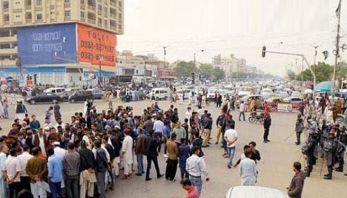 طارق روڈ پر کسٹم حکام کا چھاپہ، دکانداروں کا حملہ، فائرنگ سے 2  افراد زخمی
