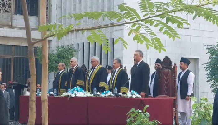 6 ججز، آئینی عدالت میں تقرری، جسٹس امین الدین اور دیگر 3 نے حلف اٹھالیا، جسٹس مسرت ہلالی نے معذرت کرلی، تقریب میں وزراعظم، فیلڈ مارشل بھی موجود