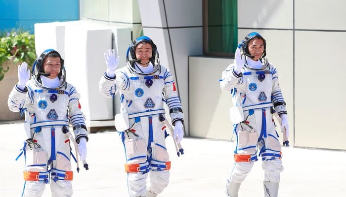 چین: خلا میں پھنسے تین خلاباز بحفاظت زمین پر واپس آگئے