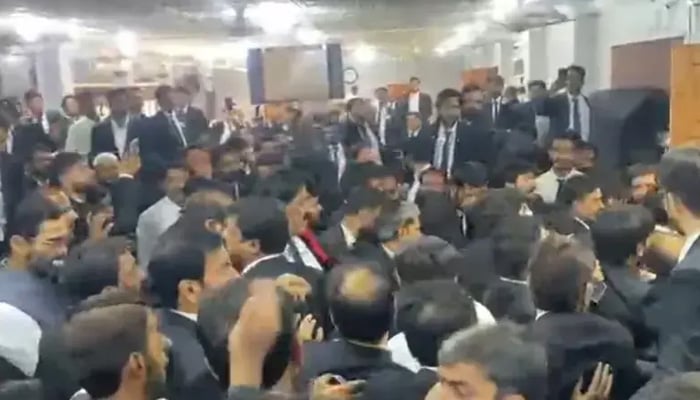 وکلاء برادری کا 27ویں ترمیم کے خلاف احتجاج جاری