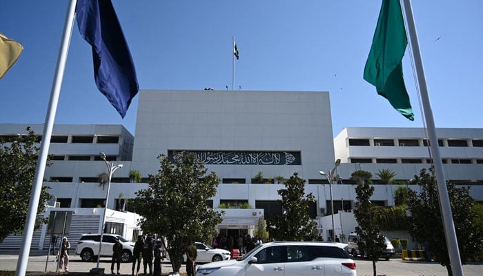 اک اور ’’ترمیم‘‘ کا سامنا تھا منیر مجھ کو، میں ایک دریا کے پار اُترا تو میں نے دیکھا