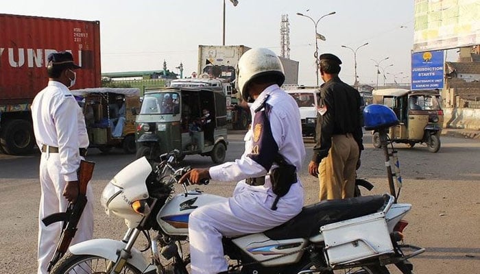 ڈمپر اور ایک واٹر ٹینکر کو تحویل میں لے کر تھانے منتقل کر دیا گیا