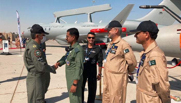دبئی ایئر شو کا شاندار آغاز، پاکستانی پائلٹس کی مہارت نے دل جیت لیے