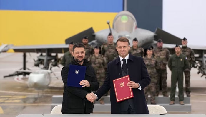فرانسیسی صدر میکرون اور یوکرینی ہم منصب زیلنسکی نے دفاعی تعاون کے ابتدائی مسودے پر دستخظ کردیئے