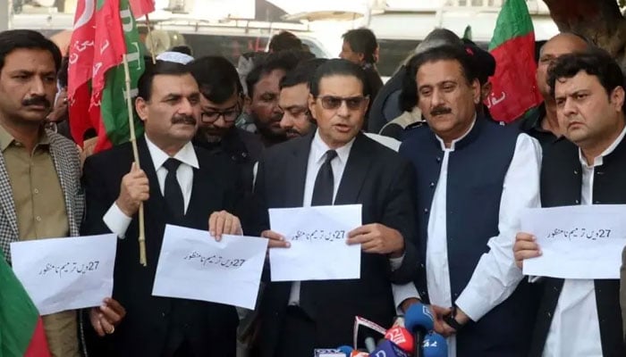 27 ویں ترمیم کیخلاف اپوزیشن کا شاہراہ دستور پر احتجاج، اڈیالہ جیل کے باہر عمران کی بہنوں کا دھرنا