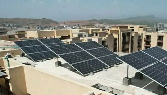 نیٹ میٹرنگ سولر صارفین کی تعداد 4 لاکھ سے تجاوز کر گئی، پاور ڈویژن