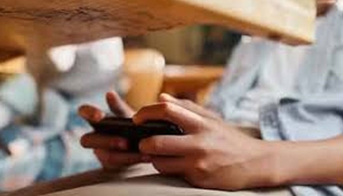 پنجاب اسمبلی کی قرارداد پر عملدرآمد، اسکولوں میں طلبہ کے موبائل فون پر پابندی