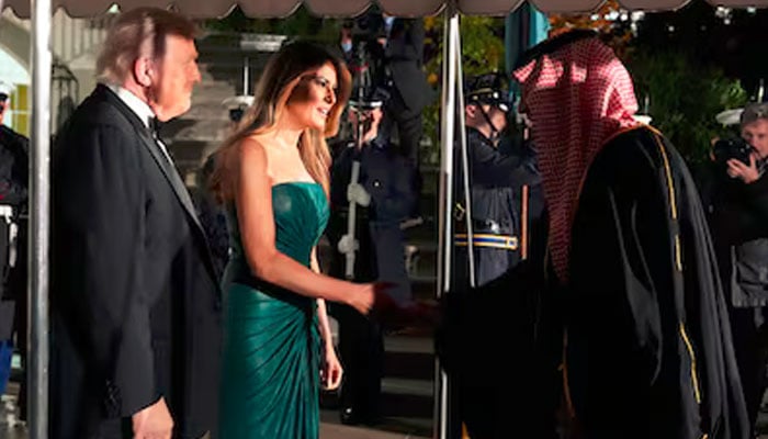 فیشن ڈپلومیسی: میلانیا ٹرمپ کا وائٹ ہاؤس عشائیے میں زمردی سبز گاؤن