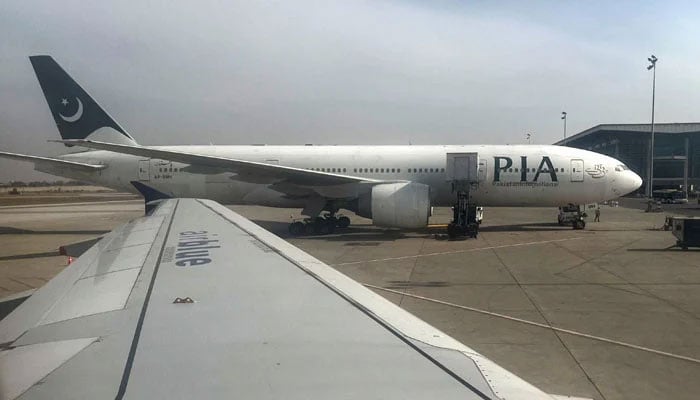 قومی ایئر لائن کا ایک اور فضائی میزبان کینیڈا میں لاپتہ ہوگیا