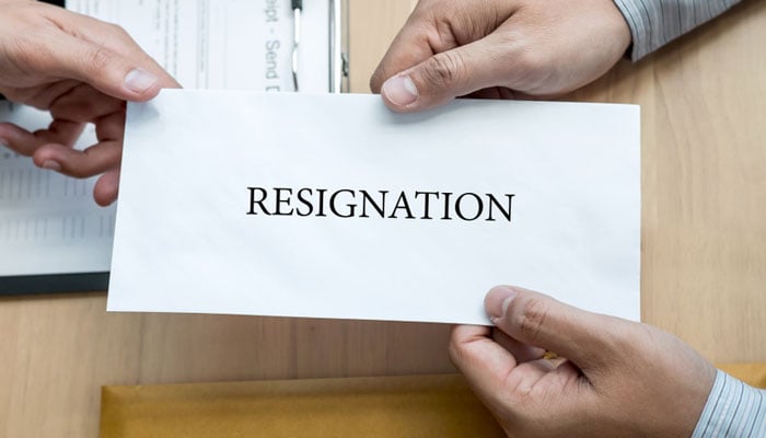 گزشتہ ایک سال کے دوران کنٹریکٹ پر تعینات گیارہ افسران مستعفی ہوگئے