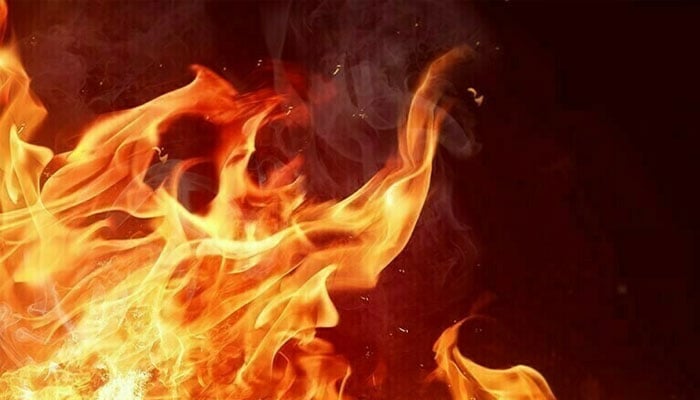 آگ لگنے سے ٹرین کی دو بوگیوں میں موجود سامان جل گیا