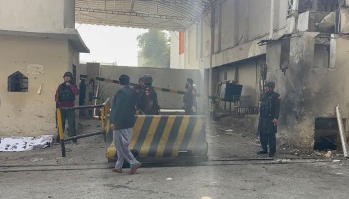 پشاور، FC ہیڈکوارٹرز پر خودکش حملہ ناکام، 3 افغان بمبار ہلاک، 3 اہلکار شہید، دہشت گرد حوصلے پست نہیں کرسکتے، وزیراعلیٰ KP