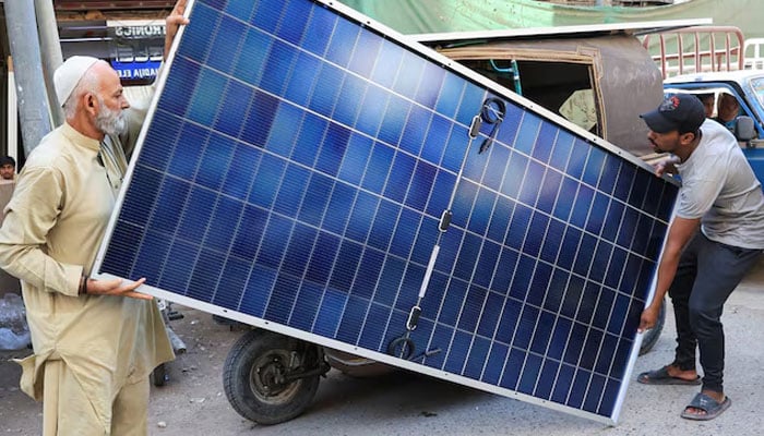پاکستان دنیا کا تیسرا بڑا سولر پینل درآمد کرنے والا ملک بن گیا
