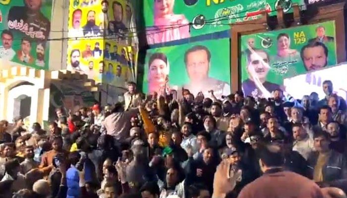 ضمنی انتخابات میں ن لیگ کی کامیابی پر جشن، مٹھائی تقسیم، کارکنوں کے بھنگڑے