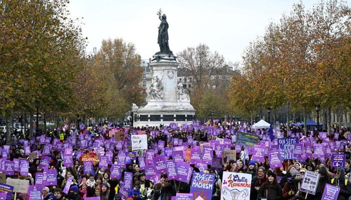 پیرس: خواتین کے خلاف تشدد اور فیمیسائیڈز کے خلاف احتجاجی مظاہرہ
