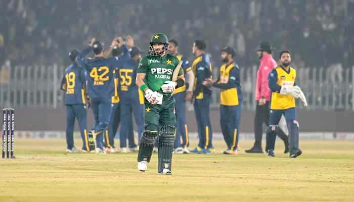 سہ فریقی سیریز، پاکستان کو شکست، سری لنکا فائنل میں