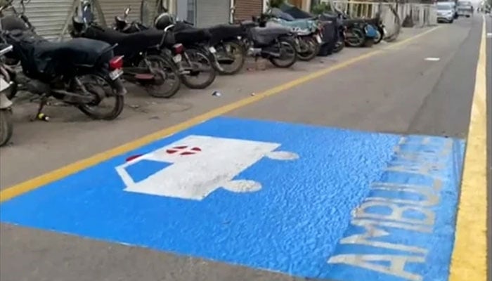 صدر میں کراچی کی پہلی ایمبولینس لین فعال کردی، ضلعی انتظامیہ