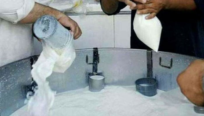 کمشنر کراچی نے دودھ کی قیمتوں میں 20 روپے لیٹر اضافہ کردیا