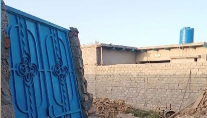 ناظم آباد میں سرکاری اسکول کی دیوار اچانک گرگئی، 3 گاڑیاں اور متعدد موٹرسائیکلیں تباہ