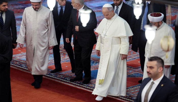 پوپ لیو کا استنبول کی بلیو مسجد کا دورہ، جوتے اتارے مگر دعا نہ کی