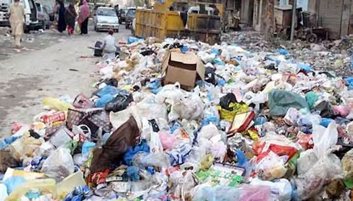 پولیس دعوؤں کے برعکس گھروں سے کچرا جمع کرنیوالے افغان باشندے پھر فعال