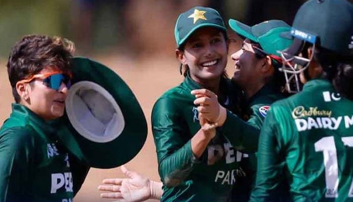 خواتین انڈر 19 ٹیم ڈھاکا پہنچ گئی