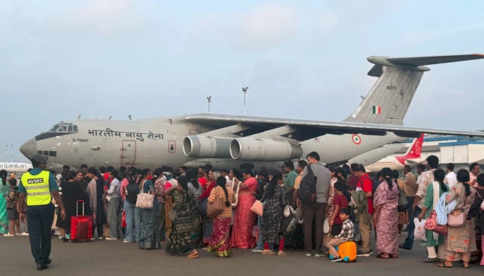 سری لنکا میں سیلاب، بھارتی فضائیہ نے ایک پاکستانی سمیت کئی ممالک کے شہریوں کو نکالا