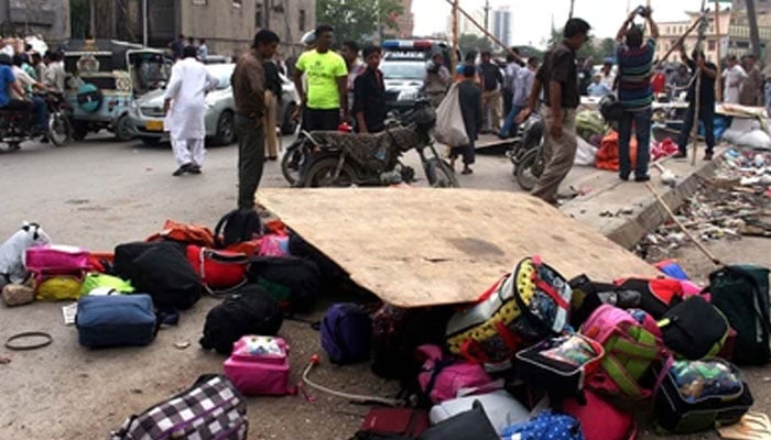 ایم اے جناح روڈ پر تجاوزات کیخلاف آپریشن، نامعلوم افراد کا پتھراؤ