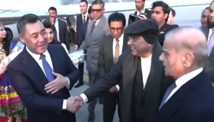 کرغزستان کے صدر کا 20 سال بعد دورہ پاکستان، صدر، وزیراعظم اور کابینہ کے ارکان نے استقبال کیا