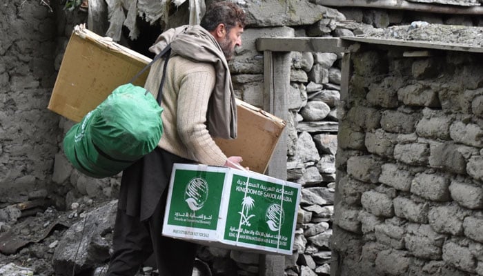 کنگ سلمان ریلیف کی جانب سے کے پی اور بلوچستان کے سیلاب متاثرین میں 360ٹن کھجوریں تقسیم