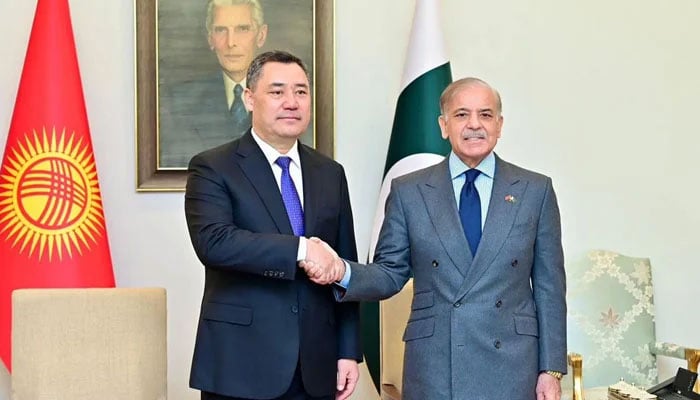 افغان حکومت سیکورٹی خدشات دور کرنے کیلئے دہشت گردوں کیخلاف ٹھوس اقدامات کرے، کرغز صدر کی شہباز شریف اور عاصم منیر سے ملاقاتیں، 15 معاہدوں پر دستخط