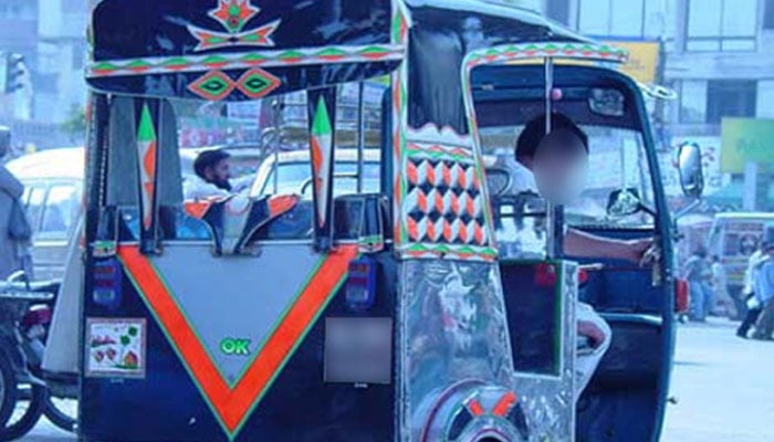 انتظامیہ ناکام، کراچی کی 26 سڑکوں پر رکشہ چلانے پر پابندی کے فیصلے پر عمل درآمد نہ ہوسکا
