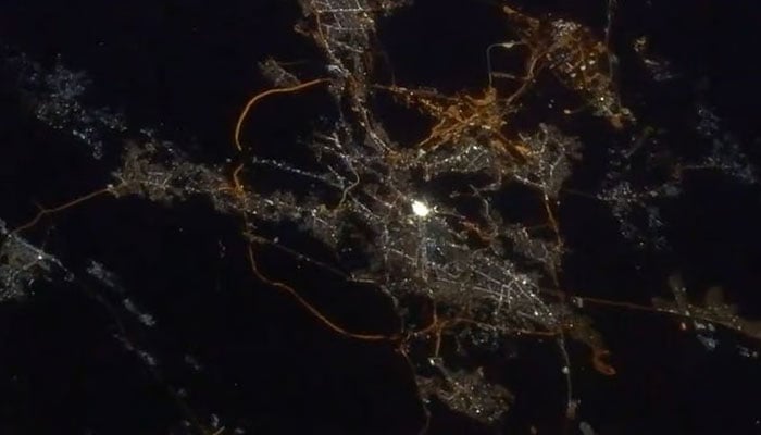 خلا سے کھینچی گئی خیرہ کُن تصویر میں خانۂ کعبہ روشنی کے نقطے کی طرح نمایاں