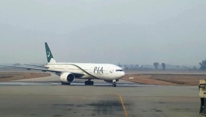 تیز ہواؤں کے رخ بدلنے پر کراچی کی پروازوں کو لینڈنگ میں دشواری