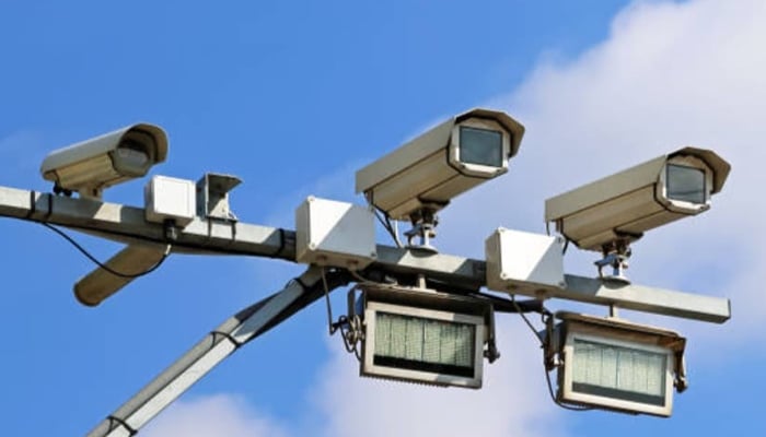 لاکھوں چالان، اسٹریٹ کرمنلز، ٹارگٹ کلرز اور گٹر کے ڈھکن چور کیمروں کی گرفت سے آزاد