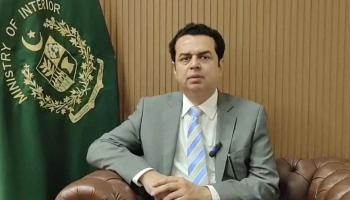 اڈیالہ جیل کے باہر ہنگامہ جاری رہا تو قیدی منتقل، طلال چوہدری کا انتباہ