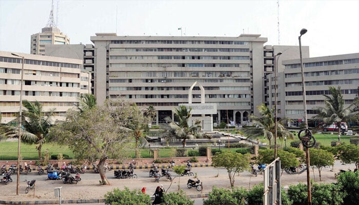 بجلی کے پولز اور کیبلز کریم آباد انڈر پاس کے تعمیراتی عمل میں رکاوٹ