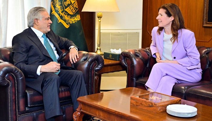 پاک برطانیہ ترقیاتی تعاون میں نئے باب کا اعلان، برطانوی وزیر مملکت کی اسحٰق ڈار سے ملاقات، دونوں ملک ہنگامی موسمیاتی صورتحال سے نمٹنے کیلئے مل کر کام کریں گے