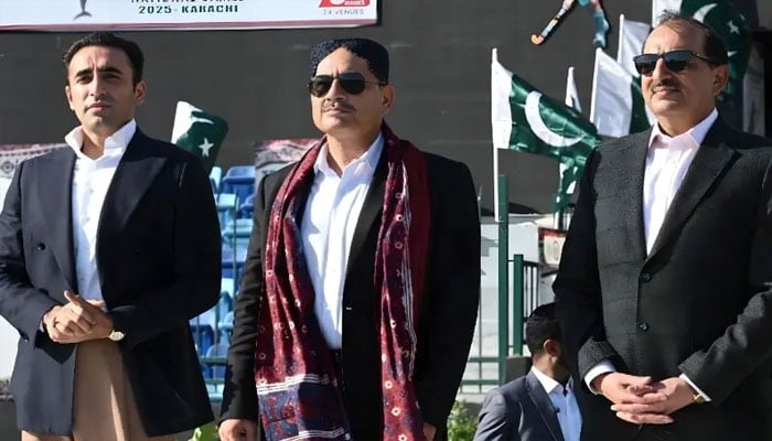 نیشنل گیمز کی اختتامی تقریب، عاصم منیر نے فاتح پاکستان آرمی کو ٹرافی پیش کی، بلاول نے فیلڈ مارشل کو اجرک اور ٹوپی پہنائی