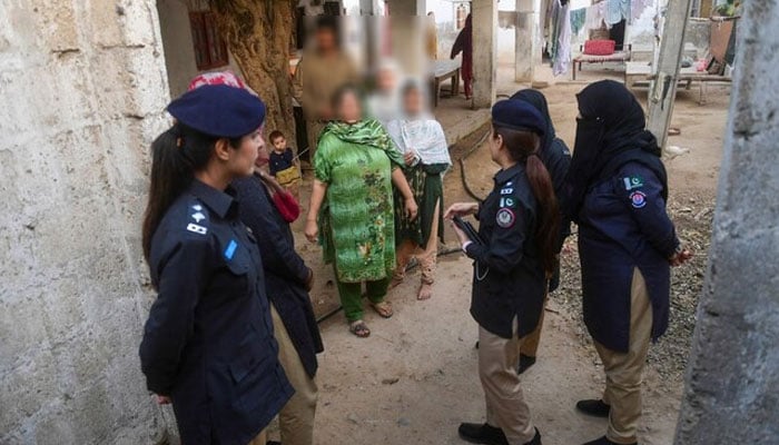 گھر میں ڈکیتی کرنے والی 2 عورتیں گرفتار، کیش، زیور اور موبائل فونز برآمد