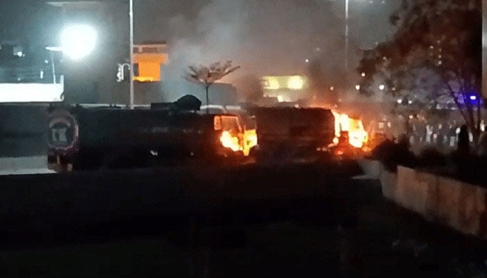 شریں جناح کالونی، آگ لگنے سے 4 خالی آئل ٹینکرز جزوی طور پر جل گئے