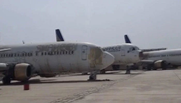 جناح انٹر نیشنل ایئر پورٹ پر طویل عرصہ سے کھڑے طیارے کباڑ بن گئے