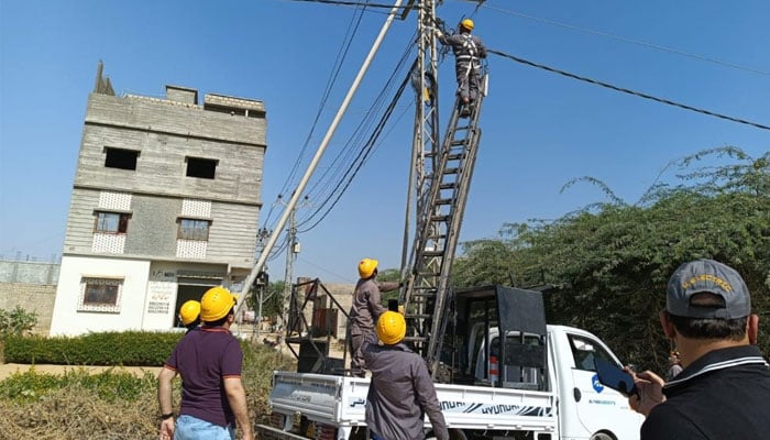 نارتھ کراچی میں کنڈا ہٹاؤ مہم کے دوران کے الیکٹرک عملے پر حملہ، ملازم زخمی